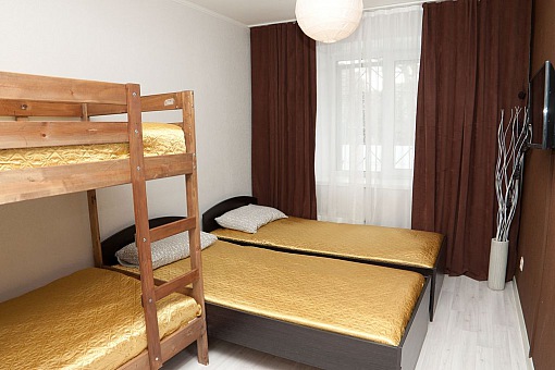 Аврора на Вайнера - Стандарт с двумя односпальными кроватями и одной двухъярусной кроватью - В номере